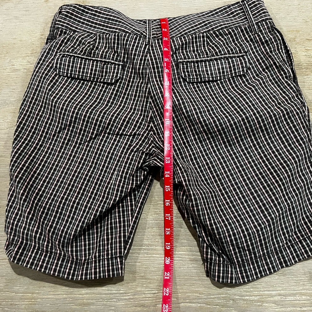 Old Navy Plaid Bermuda Shorts Women’s 14 Mid-Rise Black Pink Check - Picture 5 of 8
